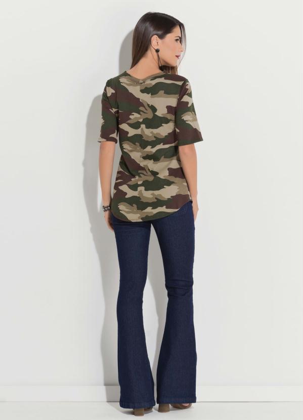 calça flare camuflada