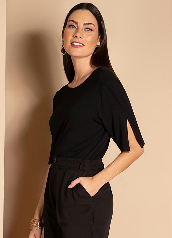 Quintess - Blusa Preta com Corrente no Decote Costas