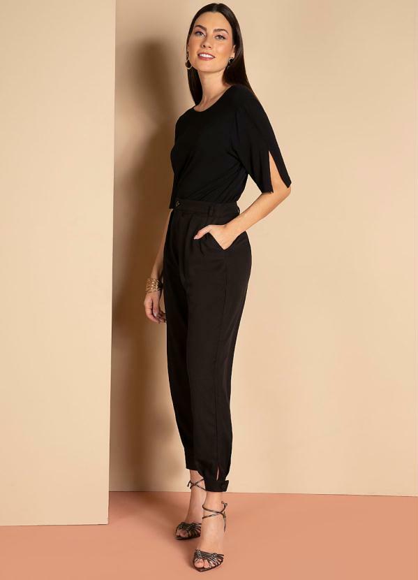 Quintess - Blusa Preta com Corrente no Decote Costas 3