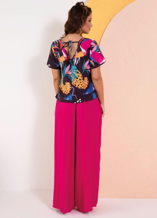 Quintess - Blusa Animais Fundo Preto com Mangas Evasê 4