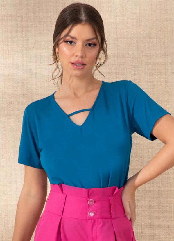 Blusa Azul Com Tira No Decote Quintess