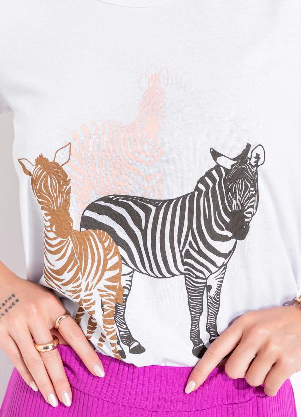 Moda Pop - Blusa Branca com Estampa Localizada 3