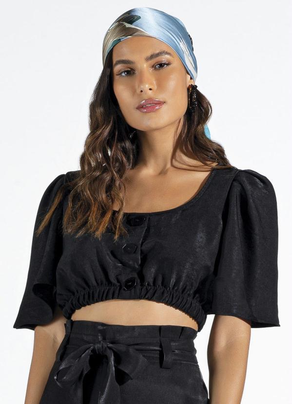 Doce Trama - Blusa de Manga Curta em Plano Poly Glow Preto