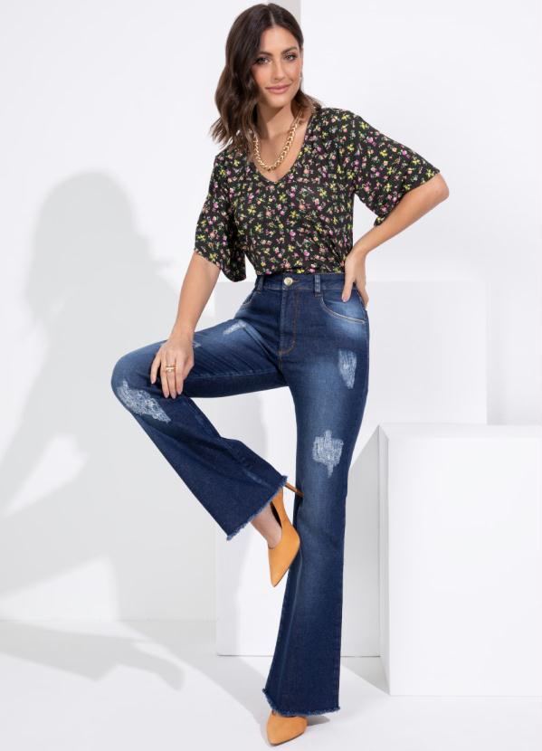 Quintess - Blusa Floral Decote V com Mangas Evasê 3