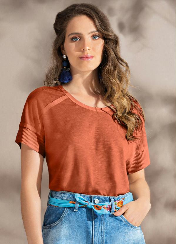 Doce Trama - Blusa de Manga Curta Off-White  Blusa de manga curta, Blusas  femininas, Camisas femininas da moda