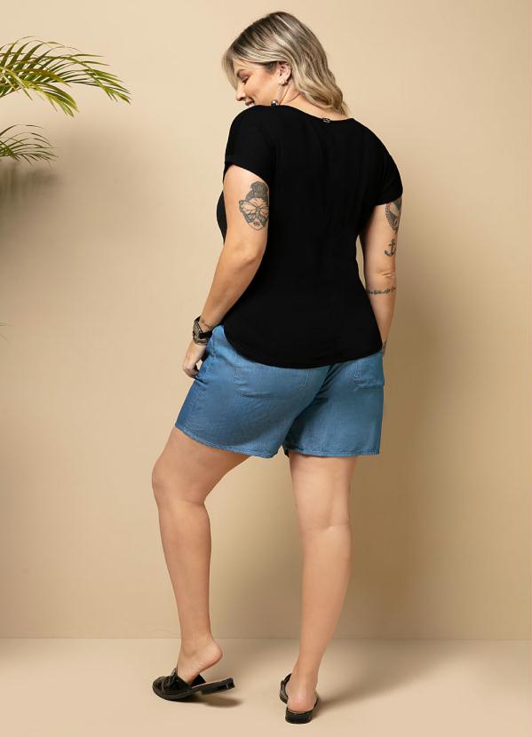 Quintess - Blusa Preta com Decote V Rendado 8