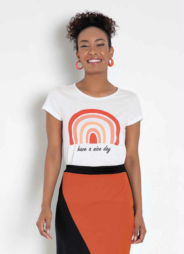 Outlet - Blusa T-Shirt Branca com Estampa Localizada