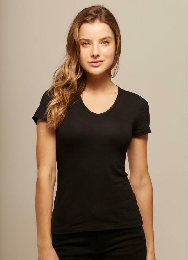 Basicamente - Camiseta Baby Look Preto Gola V
