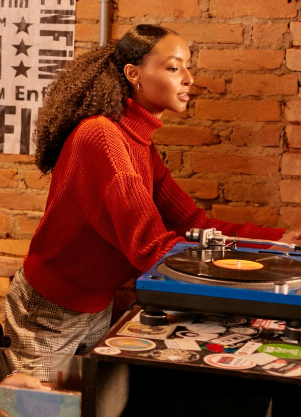 Enfim - Blusa Laranja em Tricô Gola Rolê 2