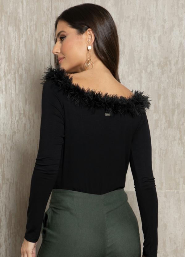 Quintess - Blusa Preta com Pluma no Decote 2