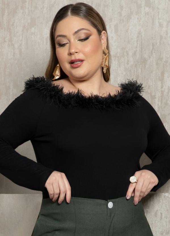 Quintess - Blusa Preta com Pluma no Decote 6