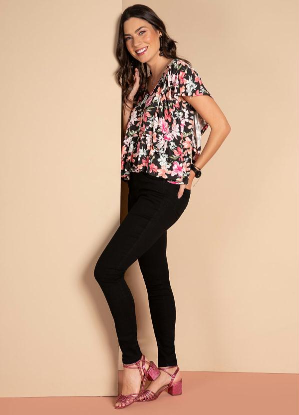 Quintess - Blusa Floral Rosa Decote V com Babados 5