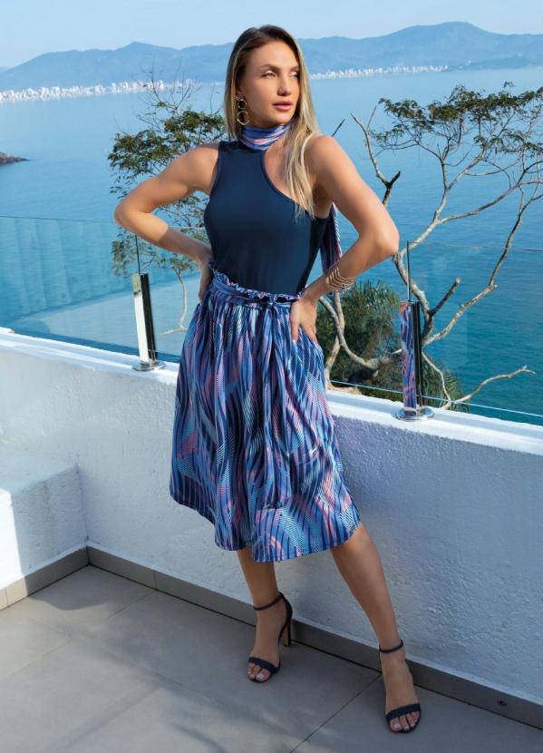 Quintess - Blusa Lisa com Detalhe de Gola Estampada