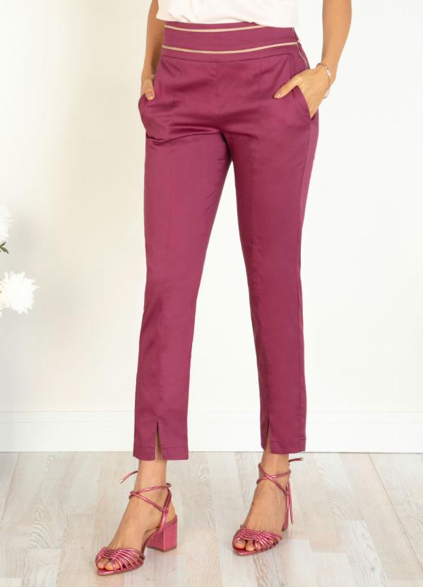 Quintess - Calça Bordô com Detalhes Contrastantes no Cós