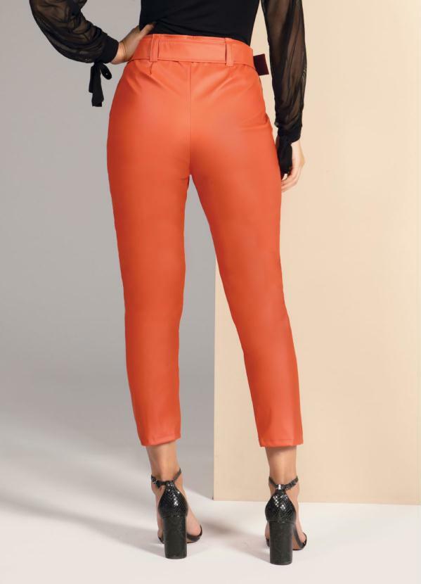 calça material sintetico