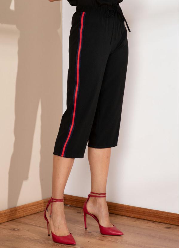 Quintess - Calça Pantacourt Preta com Faixa Lateral