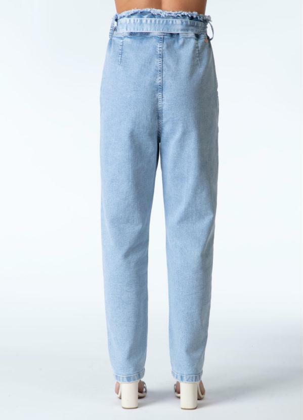 Quintess - Calça Mom Jeans Claro com Faixa na Cintura 4