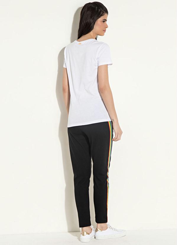 Quintess - Calça Preta com Listra Lateral Colorida e Bolsos 4