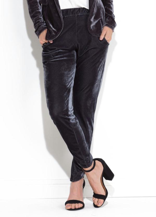 Quintess - Calça Cinza em Veludo Quintess com Bolsos