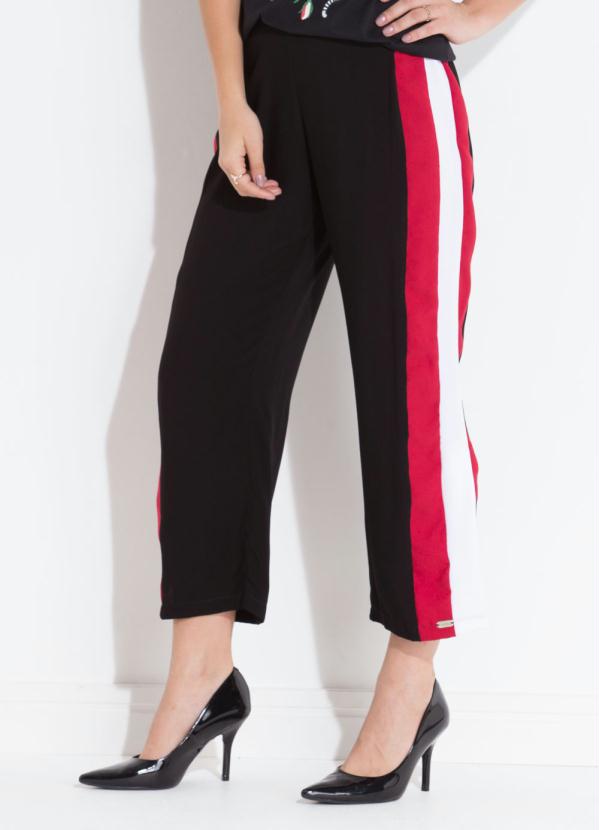 Quintess - Calça Preta com Fenda e Tiras Laterais Quintess