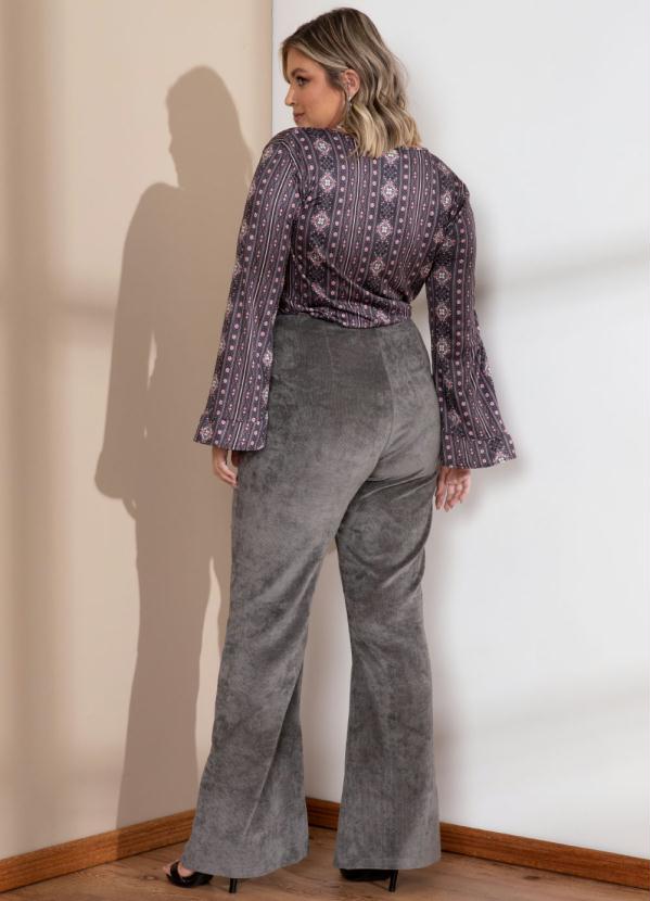 Quintess - Calça Flare em Veludo Cotelê Cinza com Botões 10