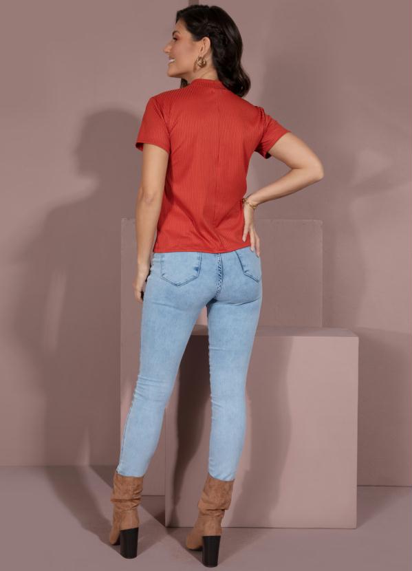 Quintess - Calça Cropped Jeans Claro com Bolsos Decorativos 4