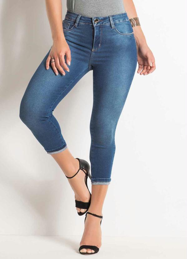 calça jeans com a barra dobrada