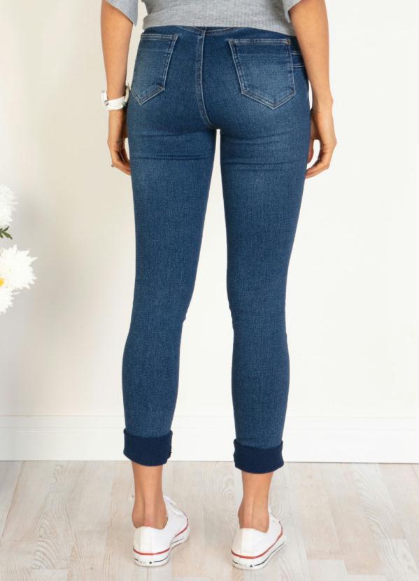 Calça Jeans Capri Com Elastano E Tachinhas Na Barra - Brisa Modas