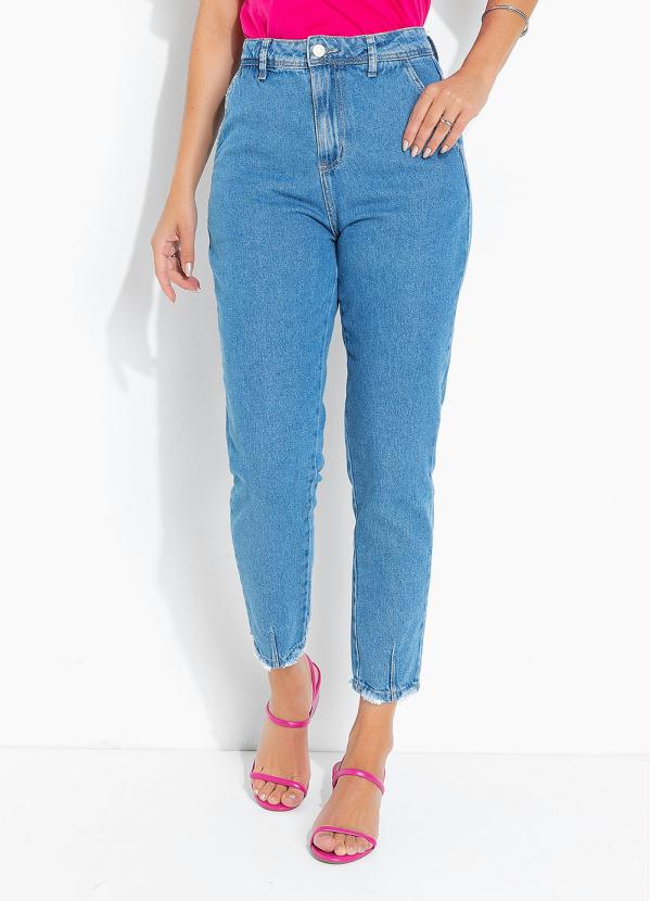 Short Hot Pants em Jeans com Rasgos e Puídos Azul