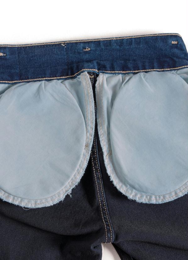 calça jeans com enchimento no quadril