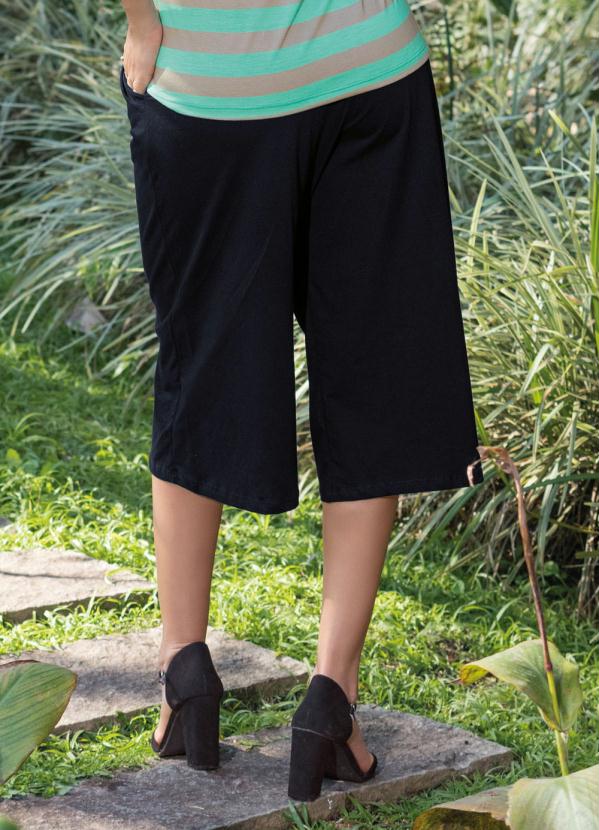 Outlet - Calça Pantacourt Preta com Bolsos Frontais 2