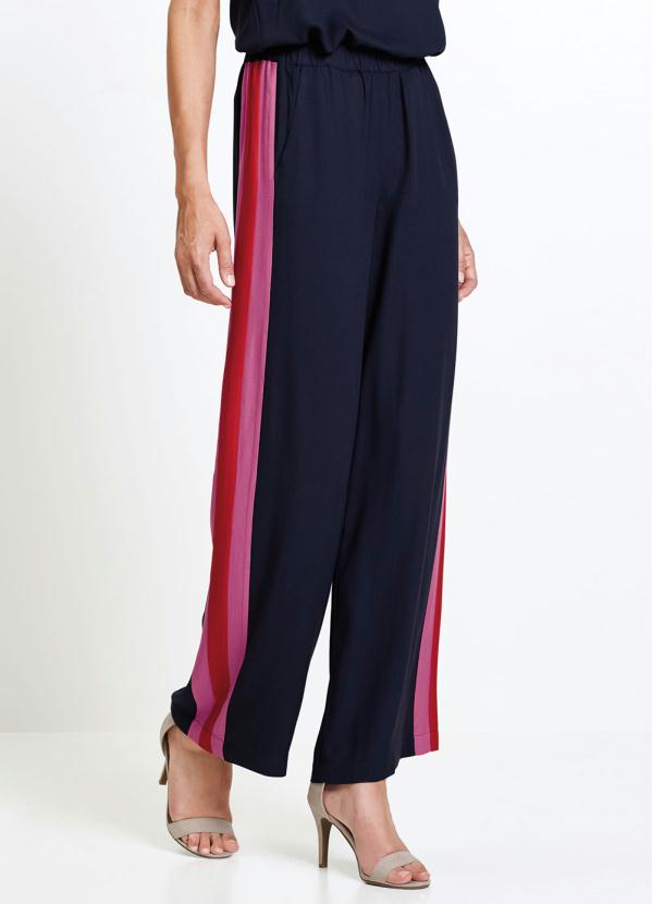 calça pantalona com listra lateral