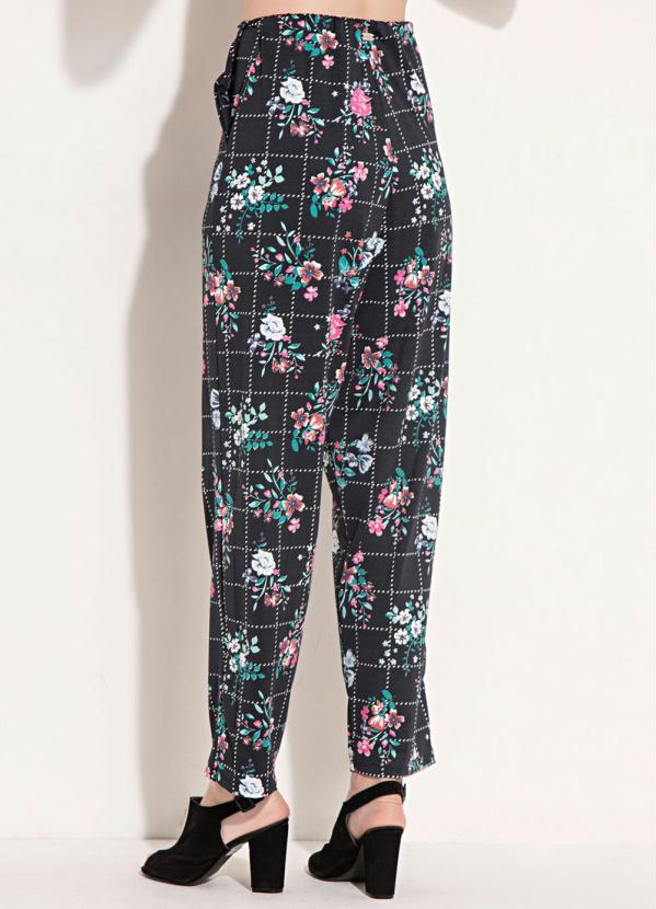 Quintess - Calça Soltinha Floral Preta com Bolsos Quintess 2