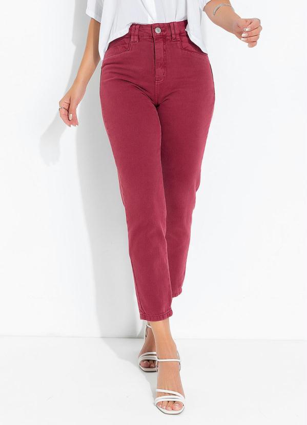 Sawary Jeans - Calça Bordô Mom Jeans com Drapeado Sawary