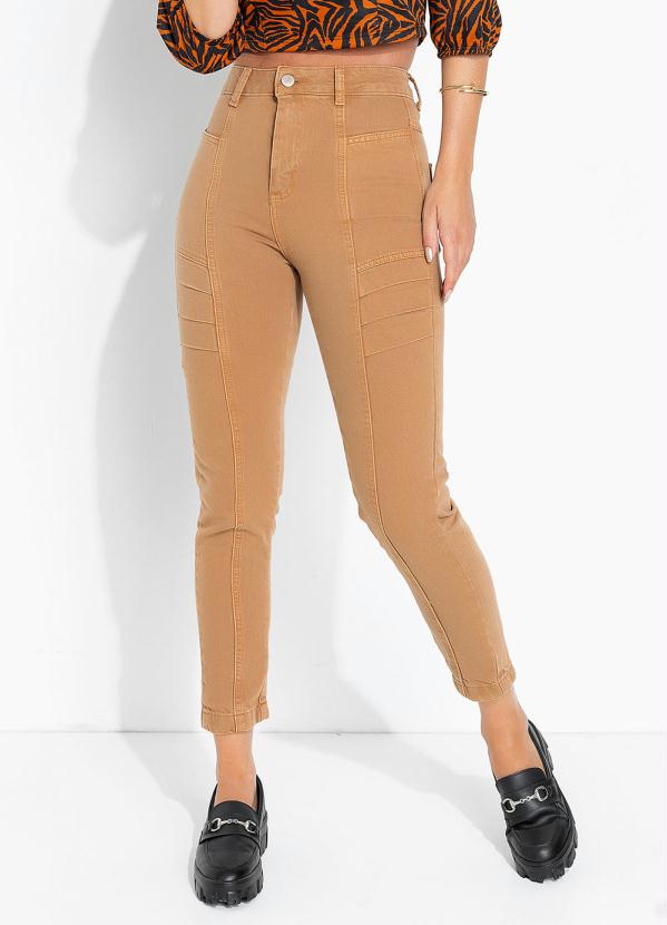 Sawary Jeans - Calça Cáqui Mom Jeans com Drapeado Sawary