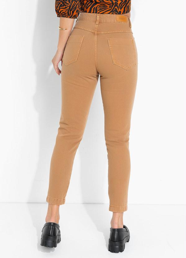 Sawary Jeans - Calça Cáqui Mom Jeans com Drapeado Sawary 2