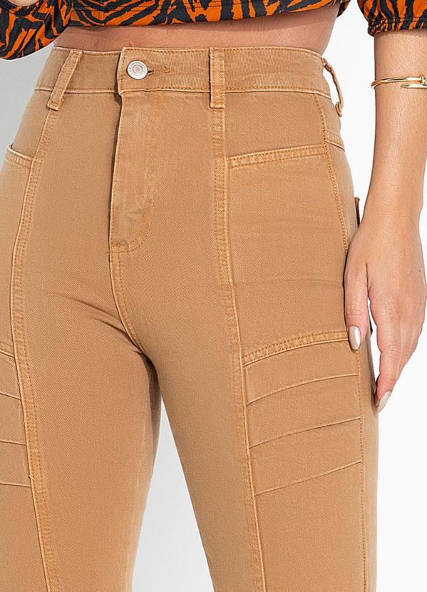 Sawary Jeans - Calça Cáqui Mom Jeans com Drapeado Sawary 3