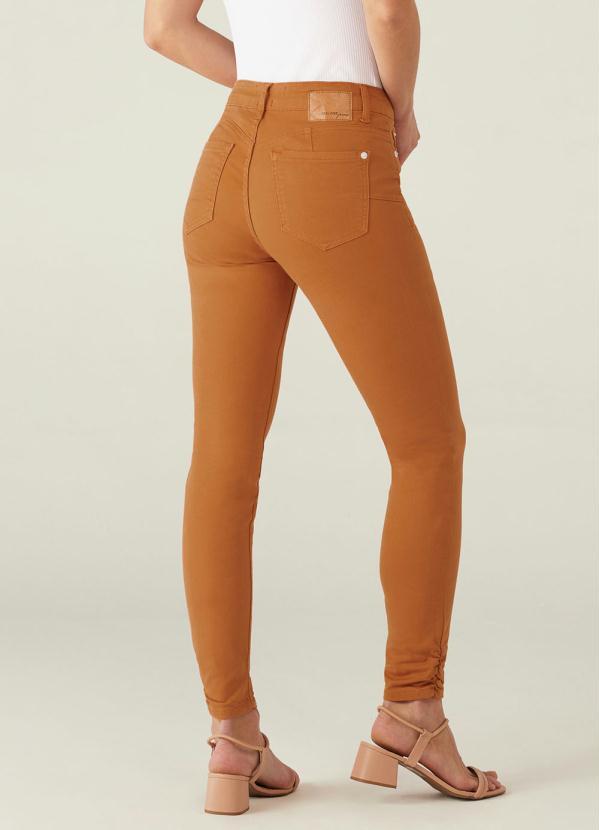 Malwee - Calça Caramelo Push Up em Sarja 2