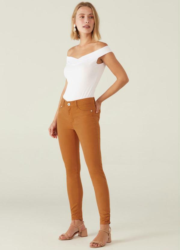 Malwee - Calça Caramelo Push Up em Sarja 3