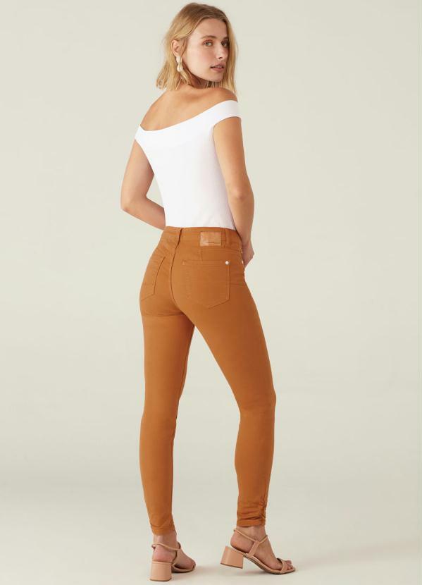 Malwee - Calça Caramelo Push Up em Sarja 4