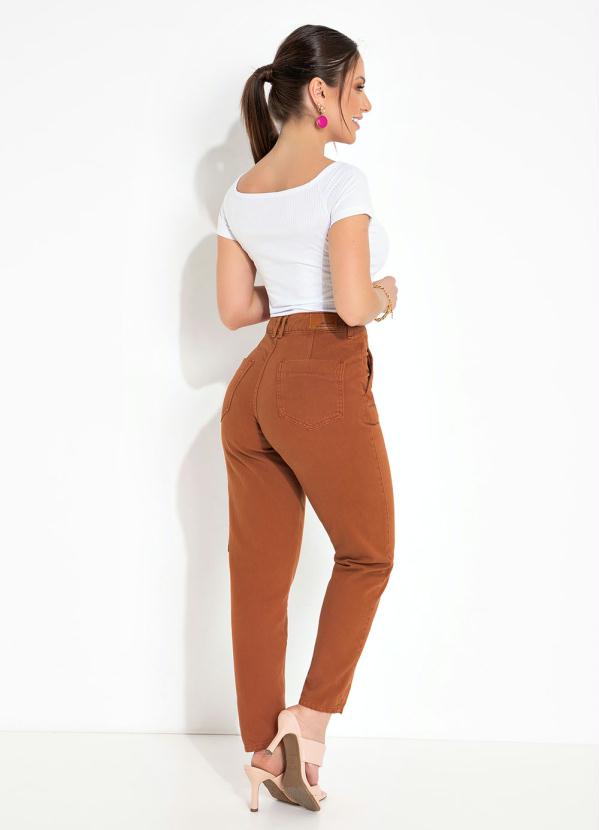 https://ph-cdn3.ecosweb.com.br/imagens01/foto/moda-feminina/calca-sarja/calca-terracota-mom-jeans-com-bolsos-sawary_361085_600_4.jpg
