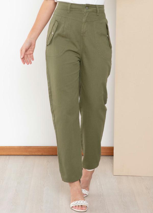 Quintess - Calça Verde com Bolsos Funcionais