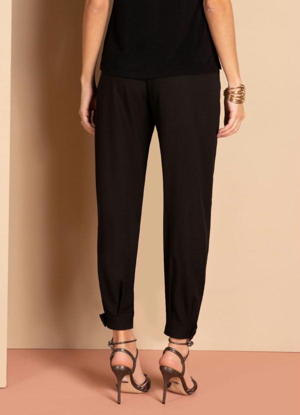 Quintess - Calça Preta com Pregas e Bolsos Funcionais 2