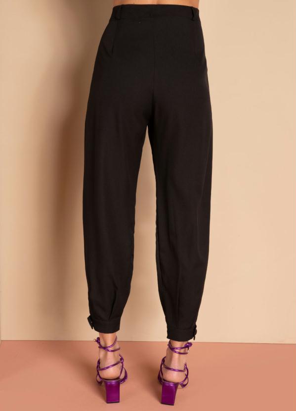 Quintess - Calça Preta com Pregas e Bolsos Funcionais 4