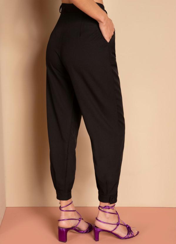 Quintess - Calça Preta com Pregas e Bolsos Funcionais 5