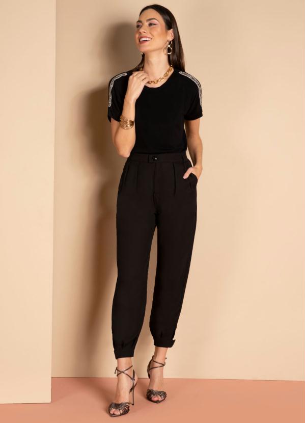 Quintess - Calça Preta com Pregas e Bolsos Funcionais 6