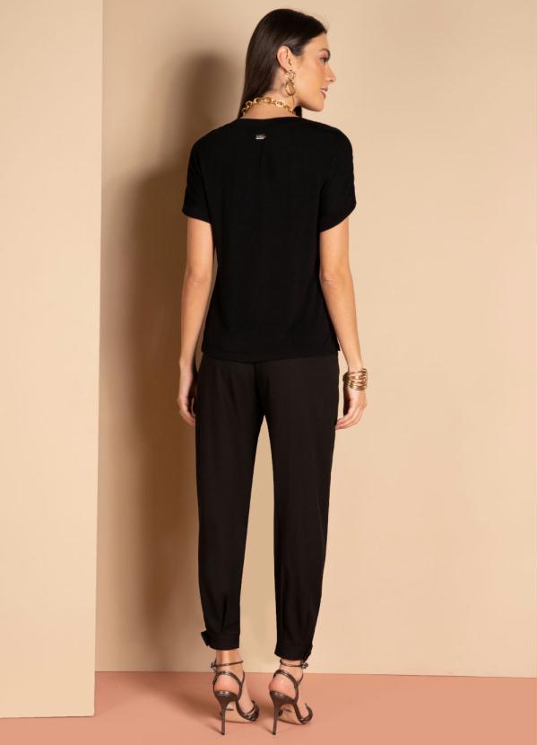 Quintess - Calça Preta com Pregas e Bolsos Funcionais 7