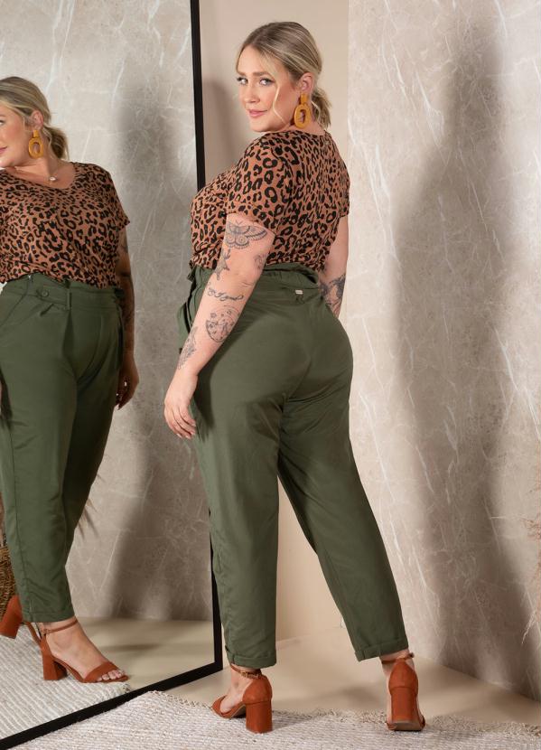 Quintess - Calça Verde com Pregas e Bolsos 11