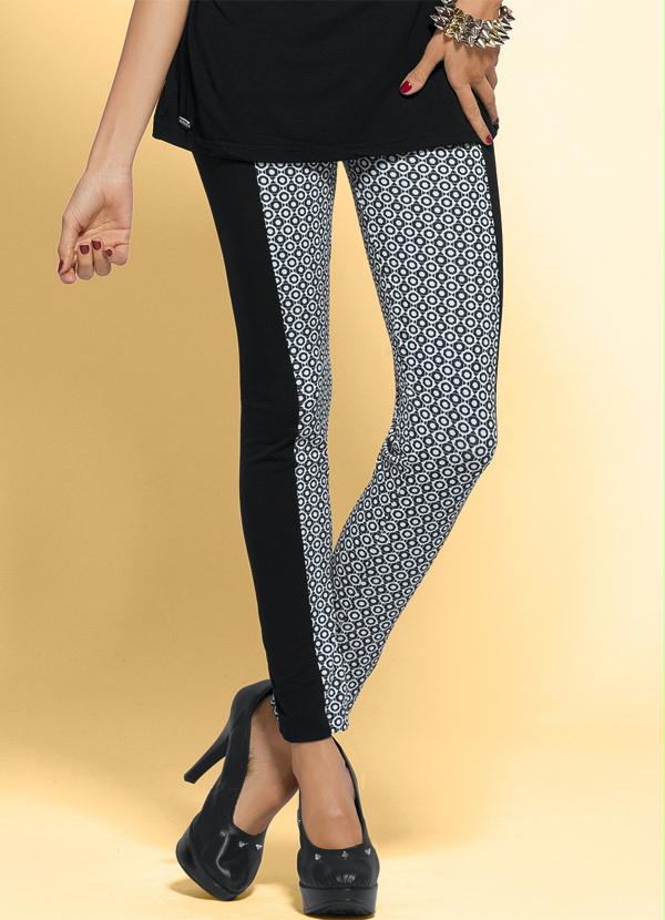 Quintess - Calça Legging Preta e Estampa Geométrica