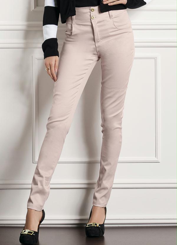 calça de tecido sarja feminina